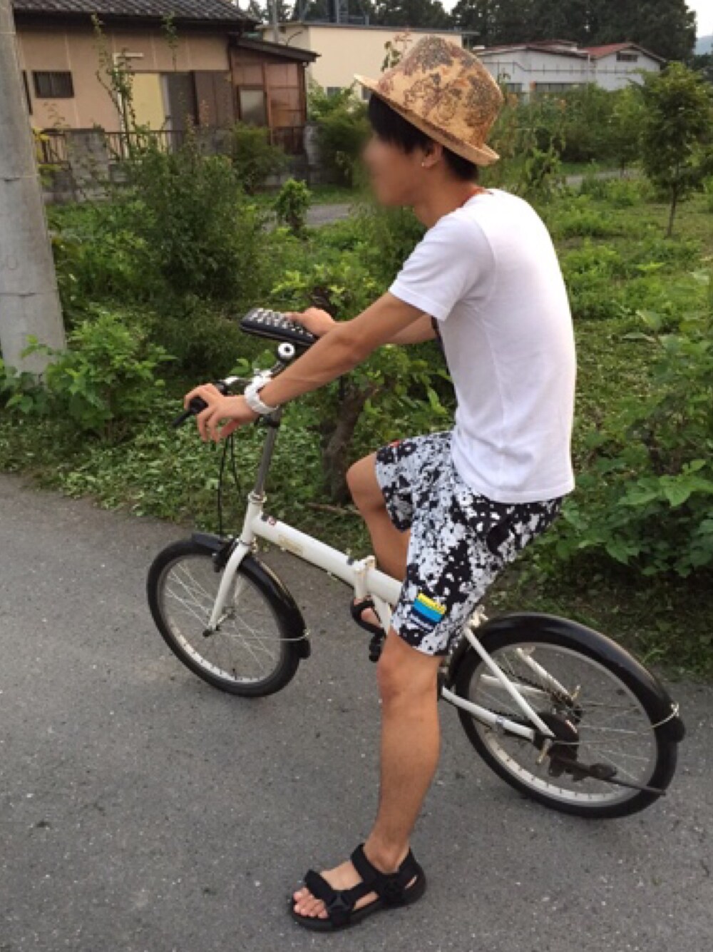 ホワイト系のTシャツ/カットソー、その他のその他パンツ、ブラック系のサンダルを着用したメンズの夏コーディネートの1枚目の写真