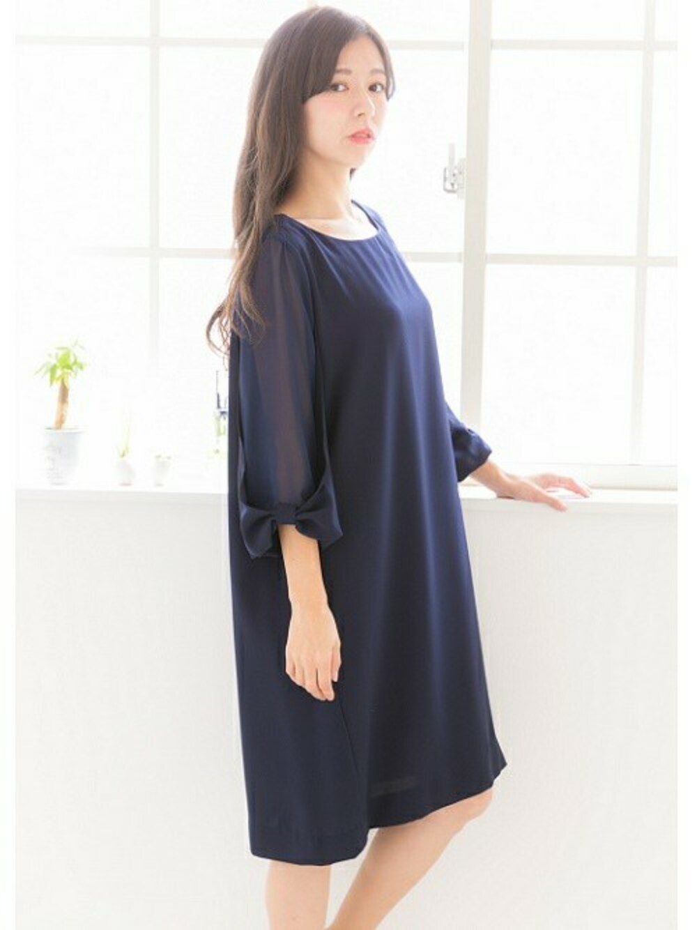 ブルー系のワンピースを着用したレディースの冬コーディネートの1枚目の写真