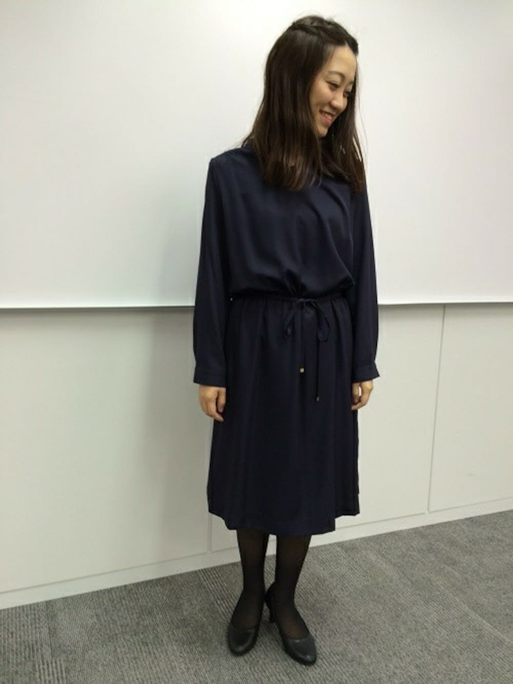 ブルー系のワンピースを着用したレディースの冬コーディネートの1枚目の写真