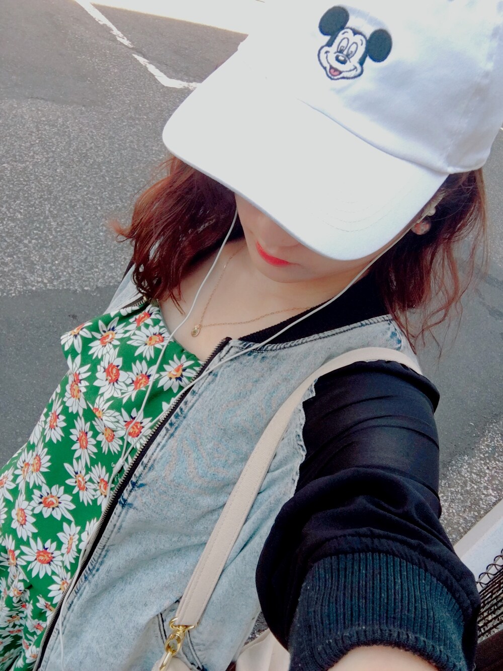 グリーン系のつなぎ/オールインワン、ブルー系のデニムジャケット、ホワイト系のキャップを着用したレディースの夏コーディネートの1枚目の写真