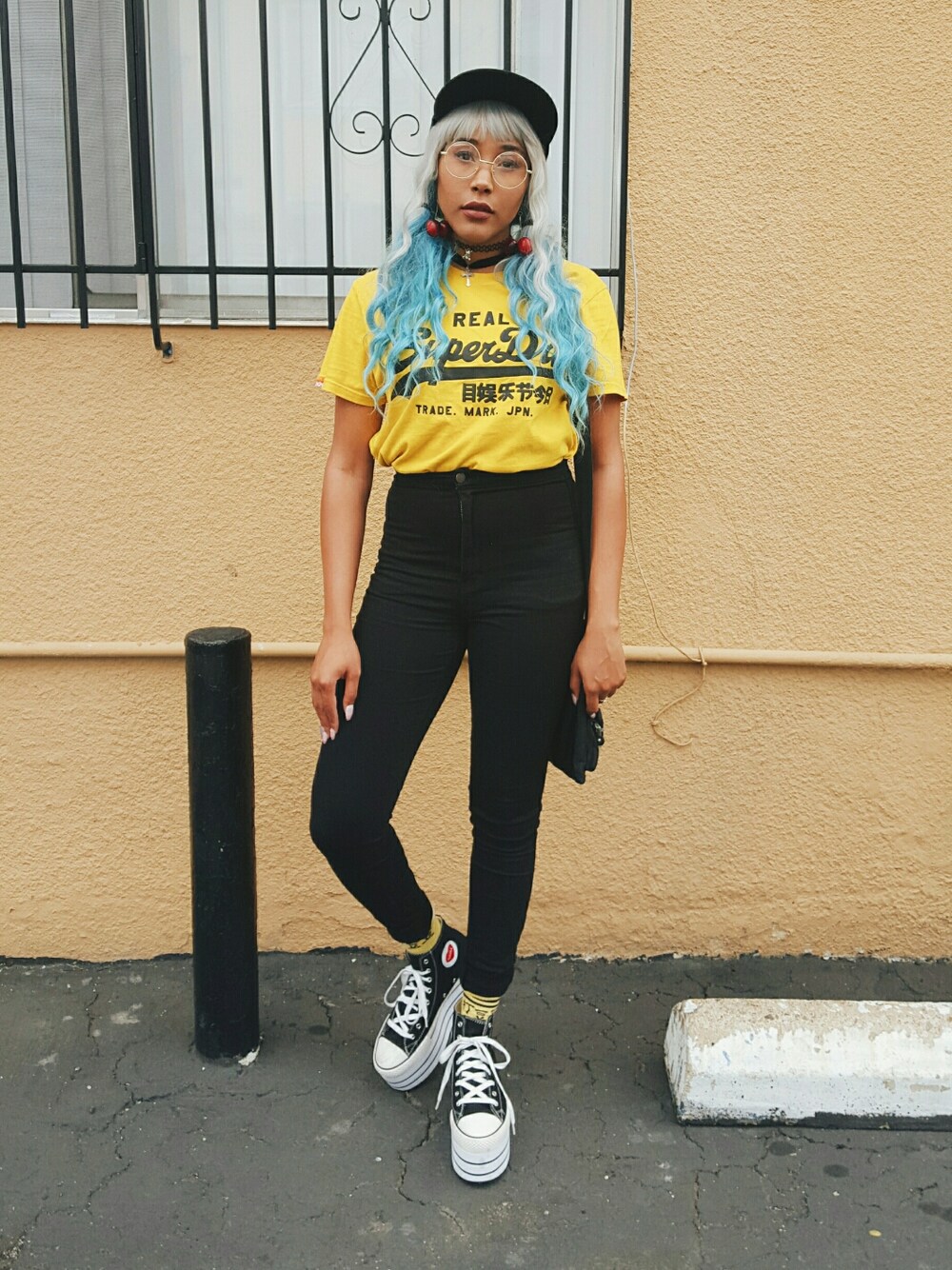 「platform shoes、platform sneakers、jfashion、street style、high waist jeans、california、yellow」｜「NADIAのアイテム（スニーカー、ブラック系）」を使った、Mimi / Miriamさん（レディース・168cm）の秋コーディネートの1枚目の写真
