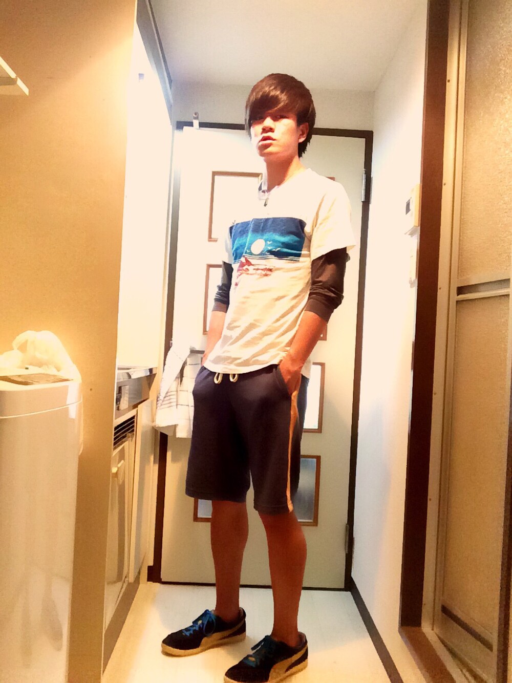 ホワイト系のTシャツ/カットソー、グレー系のその他パンツ、ブラック系のスニーカーを着用したメンズの春コーディネートの1枚目の写真