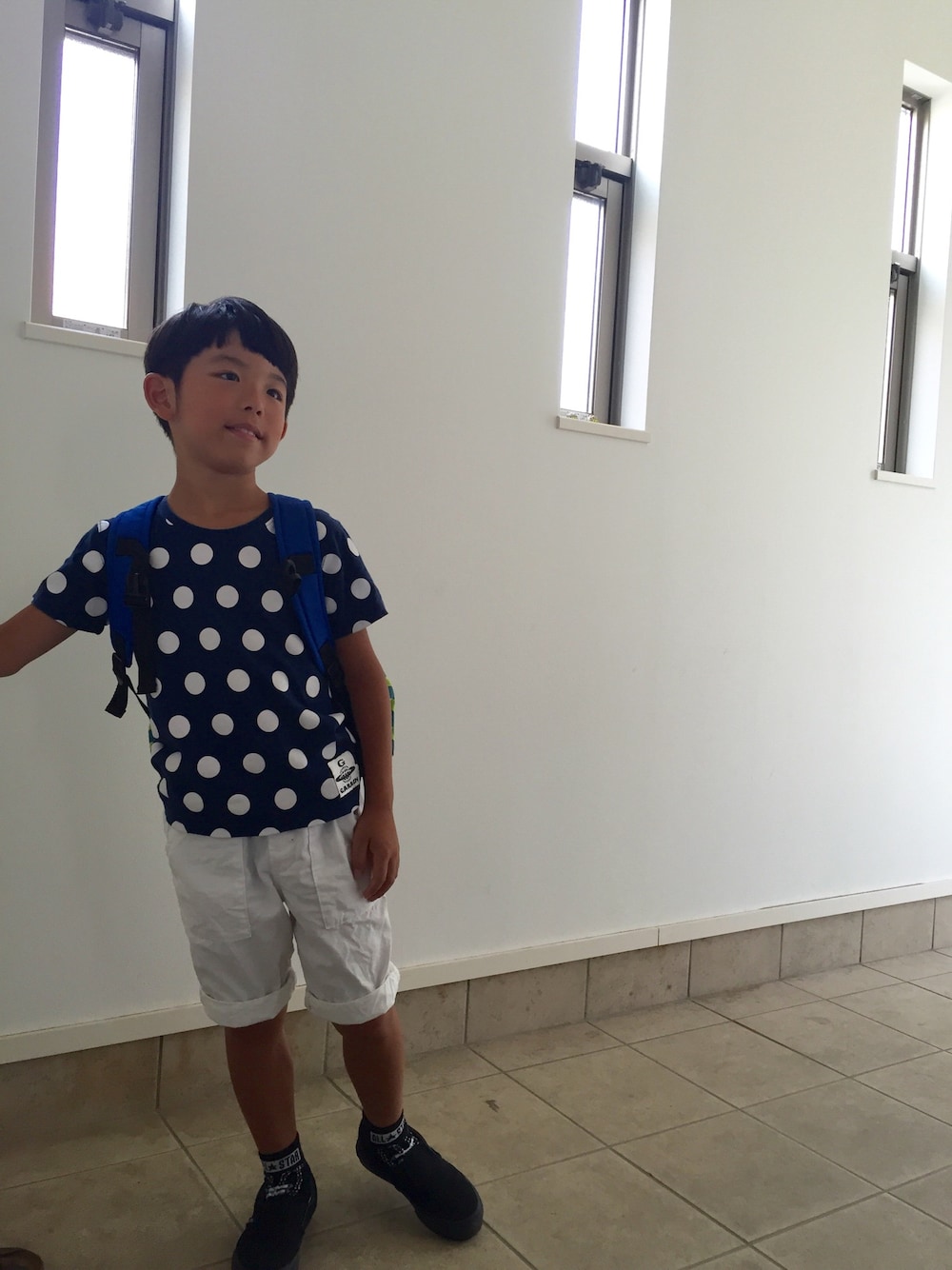 ホワイト系のその他パンツ、ブラック系のスニーカーを着用したキッズの夏コーディネートの1枚目の写真