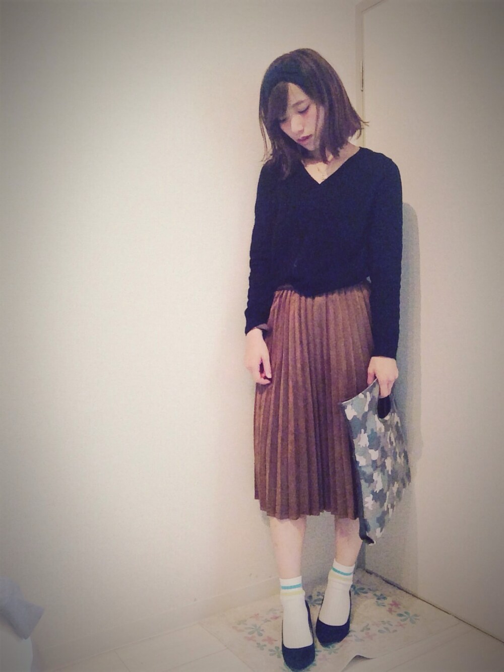「休日スタイル、ラフ、ootd、outfit、寒い、ニット、GU」｜「GUの（GU）カシミヤタッチＶネックセーター（長袖）（トップス、ブラック系）」を使った、みきてぃさん（レディース・154cm）の冬コーディネートの1枚目の写真