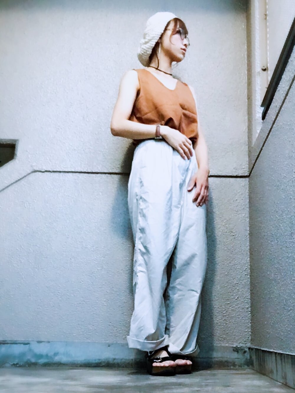 「ベレー帽、ベレー帽×メガネ、めがね、丸眼鏡、ノースリーブ、ワイドパンツ、サマースタイル、パンツスタイル」｜「archivesのアイテム（タンクトップ、ブラウン系）」を使った、みきてぃさん（レディース・155cm）の夏コーディネートの1枚目の写真