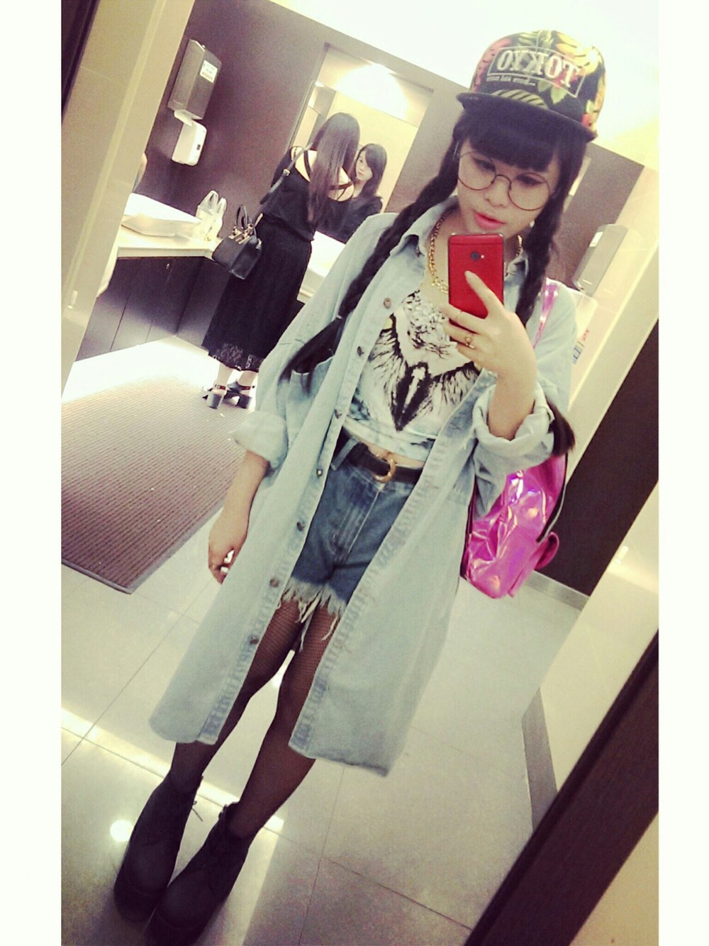 「FOREVER 21のVii&co :淺藍長版襯衫外套 
              超厚底基本款綁帶靴
              bitch金鍊
Et外星人飛碟恐懼症:forever21老鷹短版背心
lulus:抓破高腰短褲
Alice shop :粉色雷射包
I老虎u兔:花花棒球帽

（タンクトップ、ホワイト系）」を使った、BoBoさん（レディース・153cm）の夏コーディネートの1枚目の写真