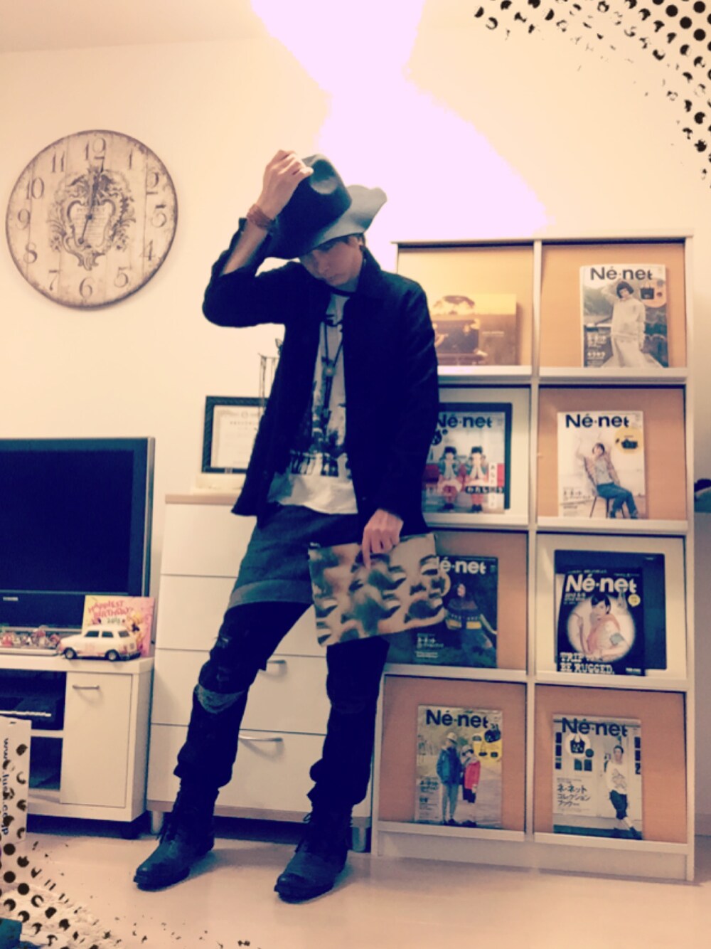 ホワイト系のTシャツ/カットソー、ブラック系のシャツ/ブラウス、その他のクラッチバッグを着用したメンズの秋コーディネートの1枚目の写真