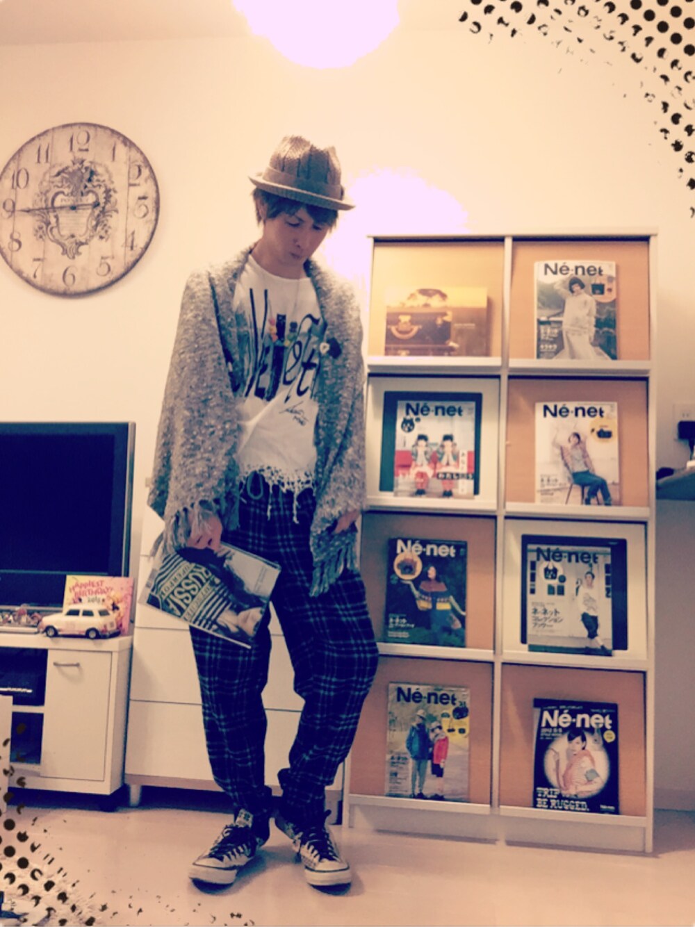 ホワイト系のTシャツ/カットソー、グレー系のポンチョ、その他のクラッチバッグを着用したメンズの秋コーディネートの1枚目の写真