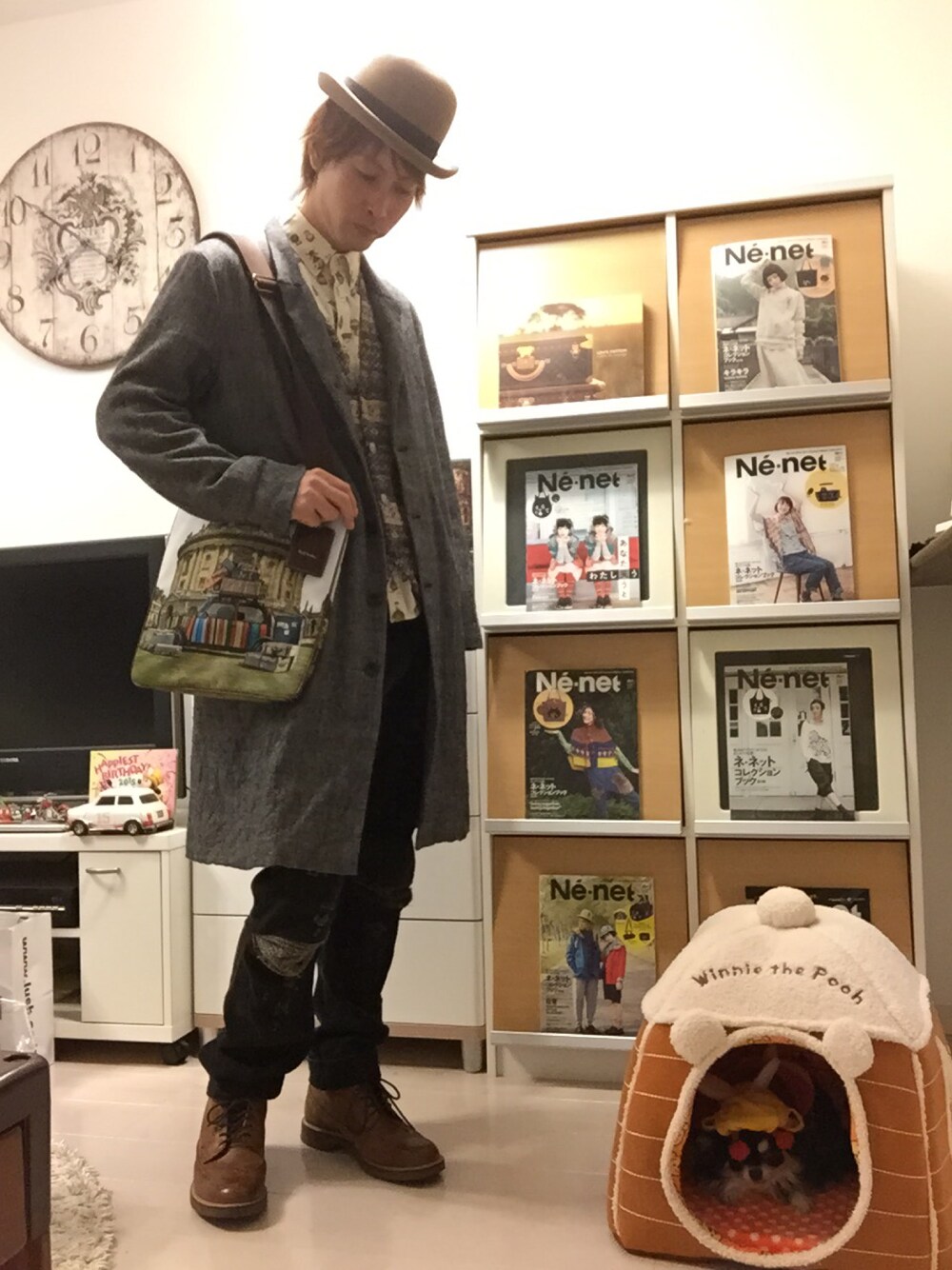 ホワイト系のシャツ/ブラウス、グレー系のチェスターコート、その他のショルダーバッグを着用したメンズの秋コーディネートの1枚目の写真