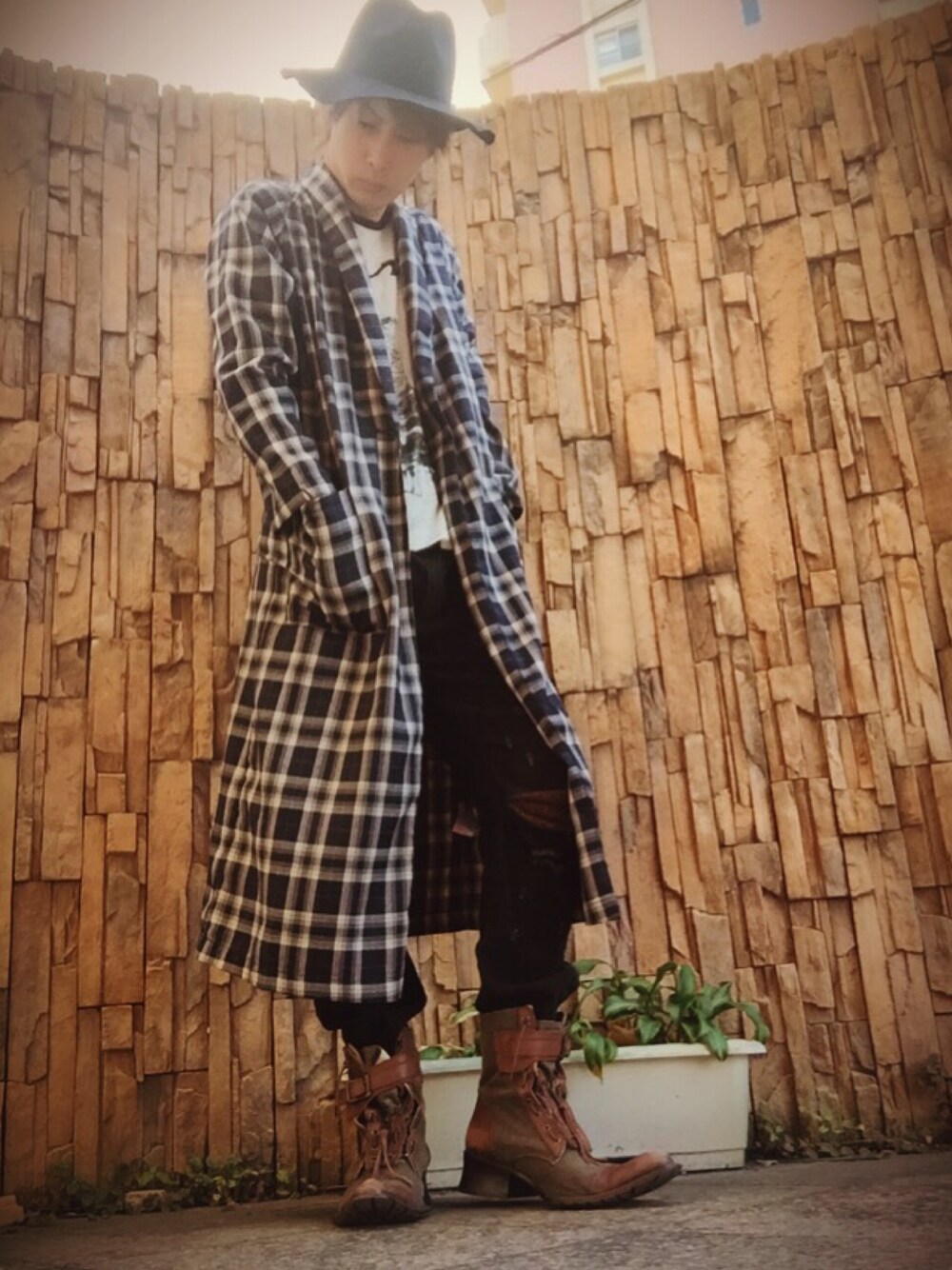 ブルー系のその他アウター、ホワイト系のTシャツ/カットソー、ブラック系のその他パンツを着用したメンズの秋コーディネートの1枚目の写真