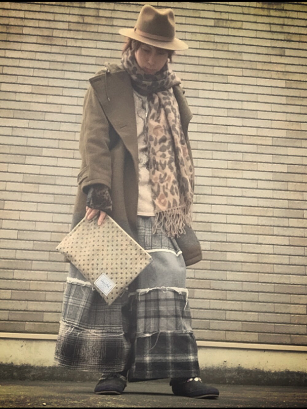 グリーン系のその他アウター、その他のその他パンツ、その他のクラッチバッグを着用したメンズの冬コーディネートの1枚目の写真