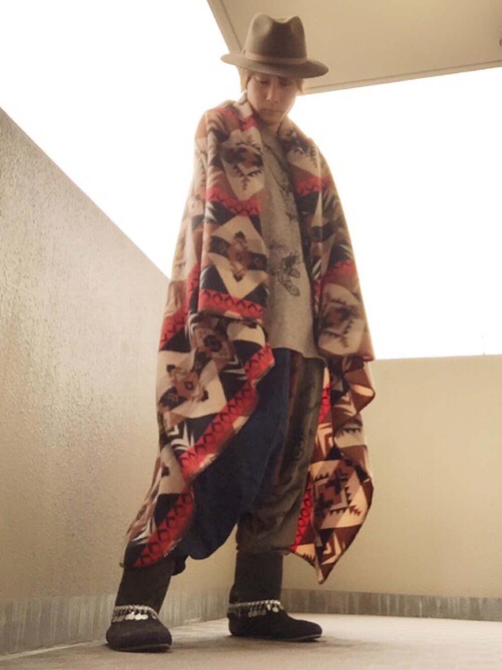 ベージュ系のカーディガン/ボレロ、その他のその他パンツ、ブラック系のブーツを着用したメンズの冬コーディネートの1枚目の写真