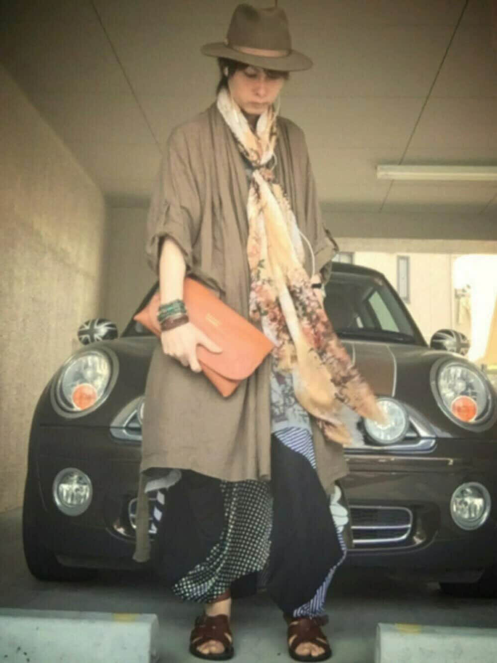 グリーン系のその他アウター、ブラック系のその他パンツ、ブラウン系のサンダルを着用したメンズの春コーディネートの1枚目の写真