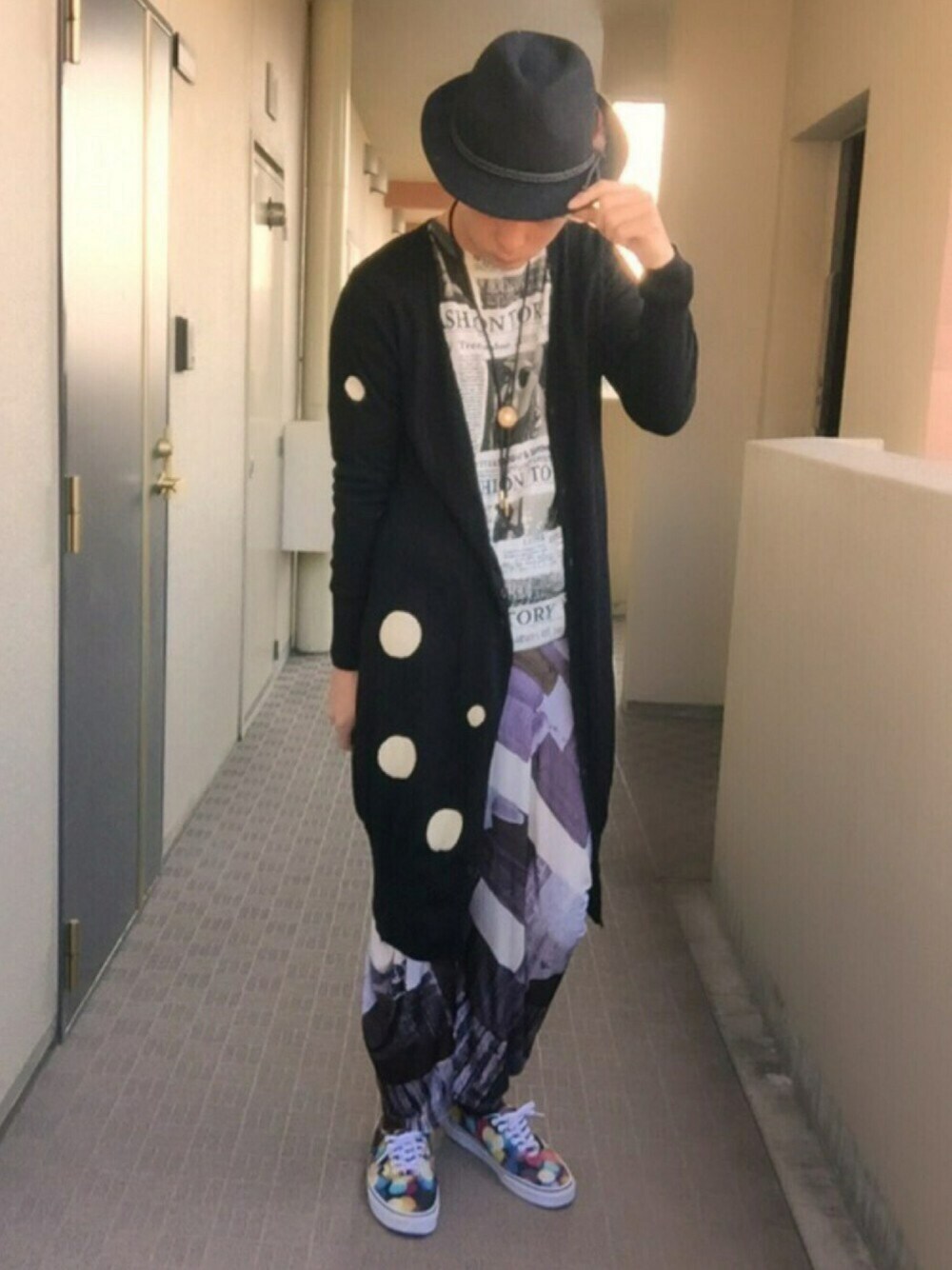 ホワイト系のTシャツ/カットソー、ブラック系のカーディガン/ボレロ、その他のその他パンツを着用したメンズの夏コーディネートの1枚目の写真