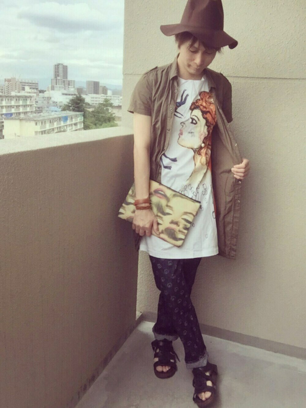 ホワイト系のワンピース、グリーン系のシャツ/ブラウス、その他のクラッチバッグを着用したメンズの夏コーディネートの1枚目の写真