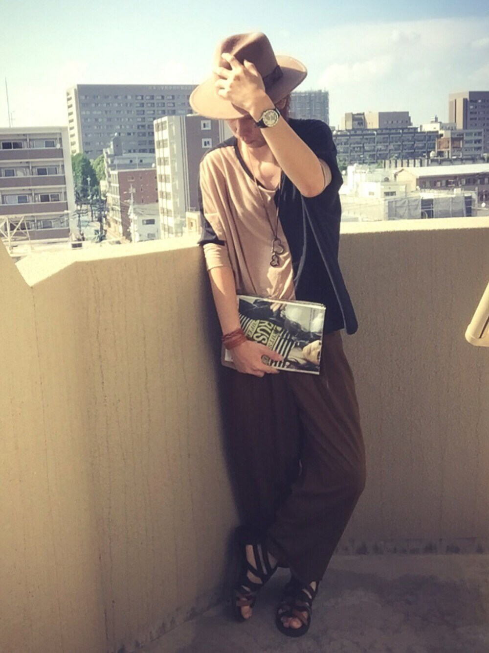 その他のTシャツ/カットソー、その他のクラッチバッグ、その他のその他パンツを着用したメンズの夏コーディネートの1枚目の写真