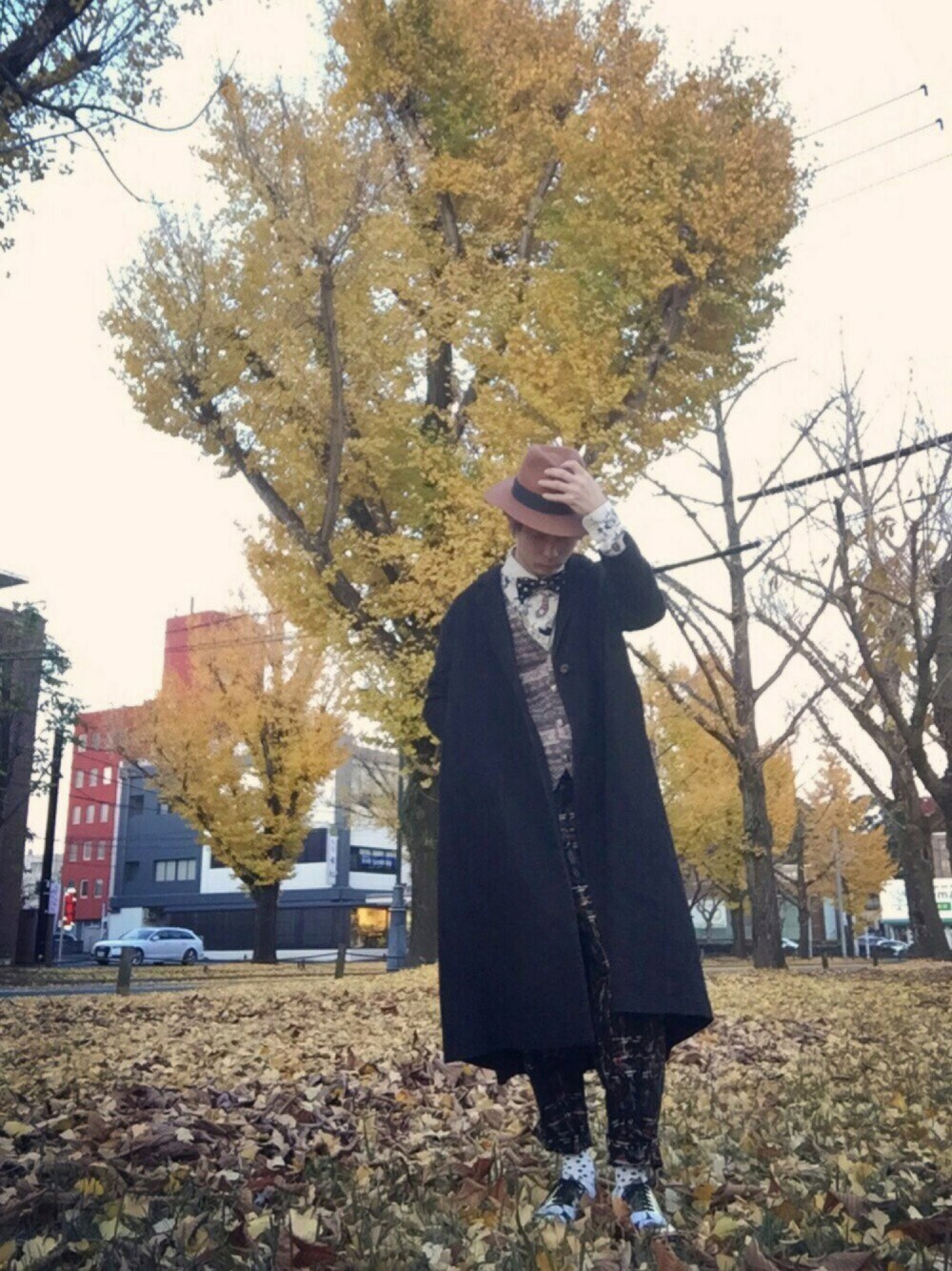 ブラック系のチェスターコート、ホワイト系のシャツ/ブラウス、その他のベストを着用したメンズの冬コーディネートの1枚目の写真