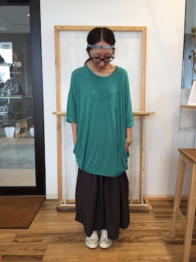 「アイテム（ヘアバンド）」を使った、アッコヤナセさん（レディース・162cm）の秋コーディネート