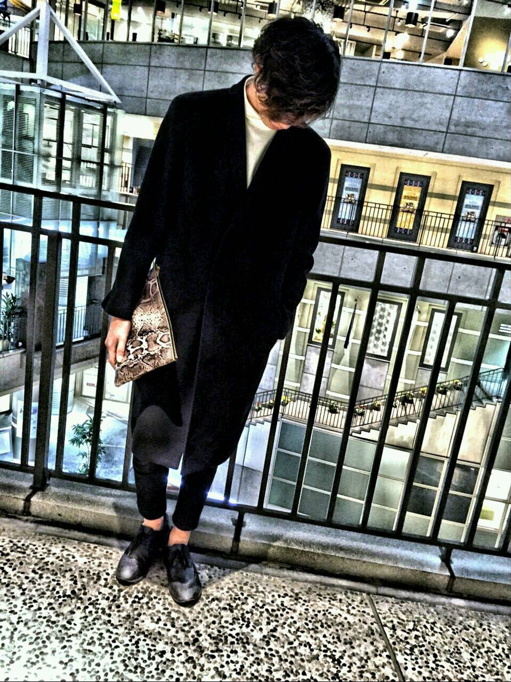 ブラック系のデニムパンツ、ベージュ系のクラッチバッグ、ホワイト系のTシャツ/カットソーを着用したメンズの秋コーディネートの1枚目の写真