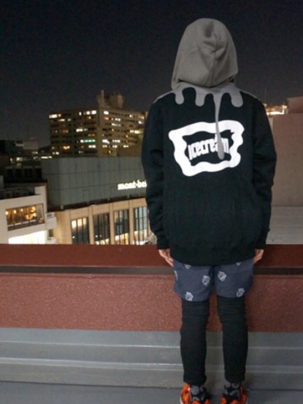 「mishka、パーカー」｜「ICECREAMのアイテム（ブルゾン、ブラック系）」を使った、かに星人さん（メンズ・168cm）の春コーディネートの1枚目の写真