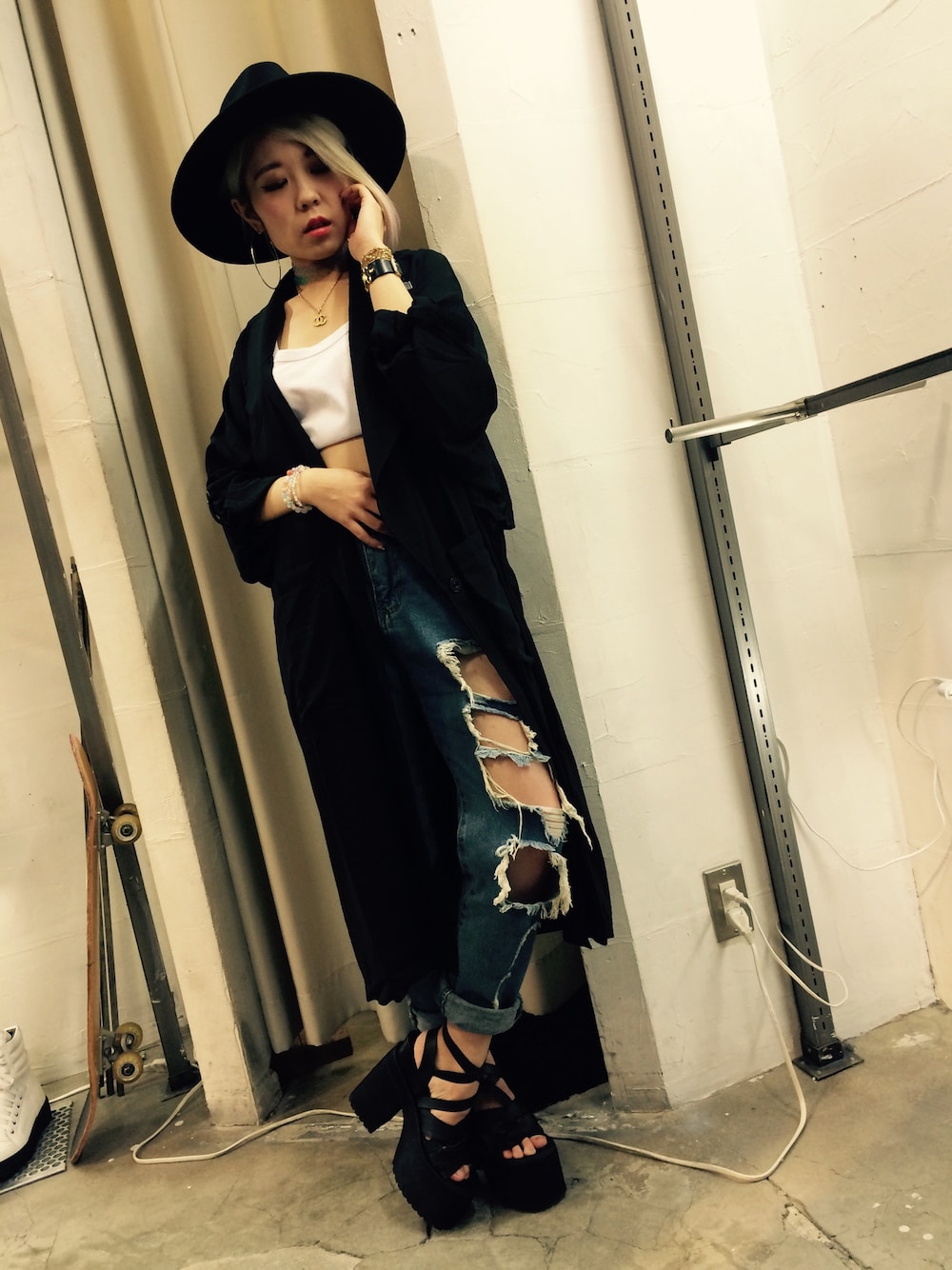 「ガウン、UNIF、ダメージデニム、ツバ広ハット、厚底サンダル、ラフォーレ原宿、CASPER JOHN、AIVER」｜「UNIFのアイテム（その他アウター、ブラック系）」を使った、AIVERさん（レディース・159cm）の秋コーディネートの1枚目の写真