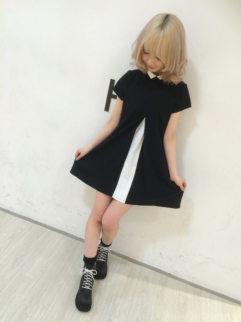 「ワンピース、ブーツ、ブラック、モノトーン、UNIF」｜「UNIFのアイテム（ワンピース、ブラック系）」を使った、AIVERさん（レディース・159cm）の冬コーディネートの1枚目の写真
