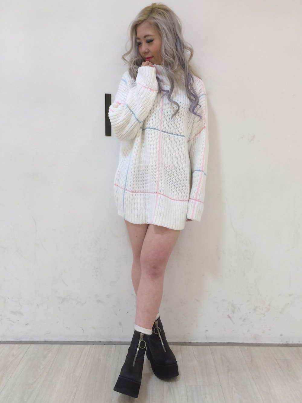 「白ニット、UNIF、パステルカラー、厚底ブーツ、AIVER、白ニットワンピ、CASPER JOHN AIVER」｜「UNIFのUNIF GRIDセーター　UWSW-1136（ニット/セーター、ホワイト系）」を使った、AIVERさん（レディース・159cm）の冬コーディネートの1枚目の写真