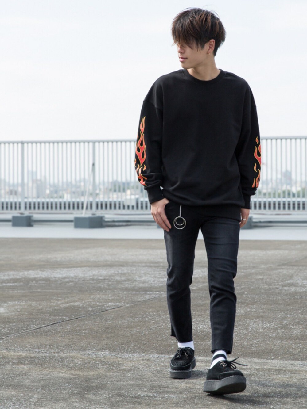 「CASPER JOHN AIVER、CASPER JOHN AIVER ZOZOTOWN、ZOZOTOWN掲載、AIVER、ブラック、ブラックスキニー、ジョージコックス、UNIF、ファイヤー、オールブラック」｜「CASPER JOHN AIVERのCASPER JOHN AIVER　ファイヤーパターン袖プリントスウェット・ブラック（スウェット、ブラック系）」を使った、AIVERさん（メンズ・175cm）の秋コーディネートの1枚目の写真