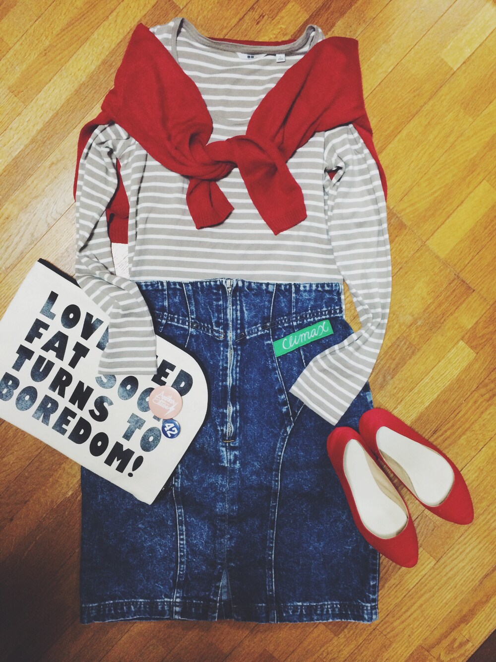 ホワイト系のクラッチバッグを着用したレディースの春コーディネートの1枚目の写真