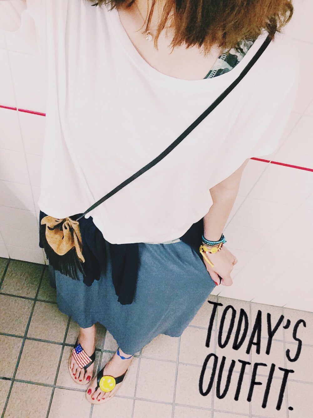 その他のサンダル、ブルー系のトートバッグ、その他のネックレスを着用したレディースの夏コーディネートの1枚目の写真