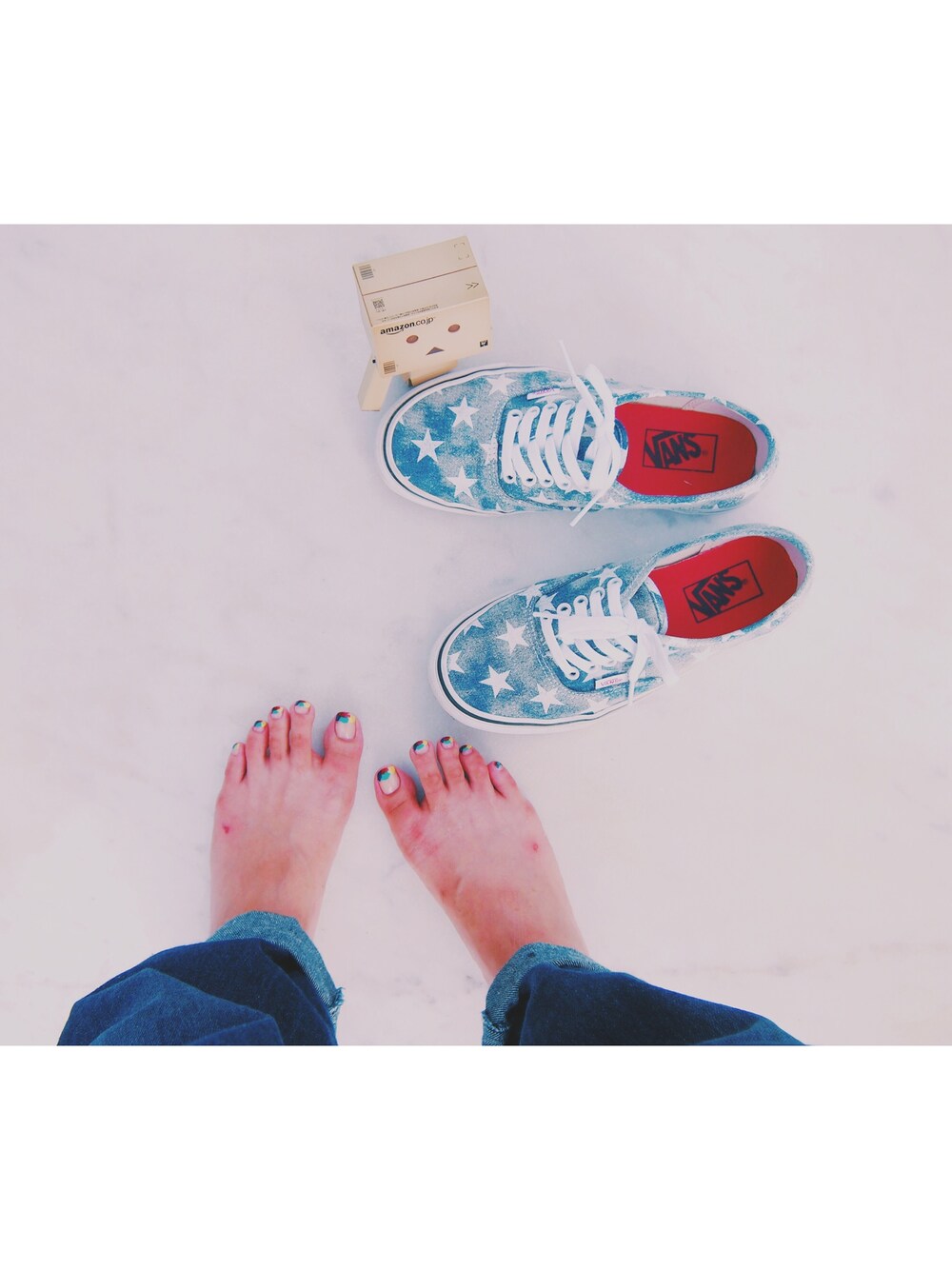 ブルー系のスニーカーを着用したレディースの夏コーディネートの1枚目の写真