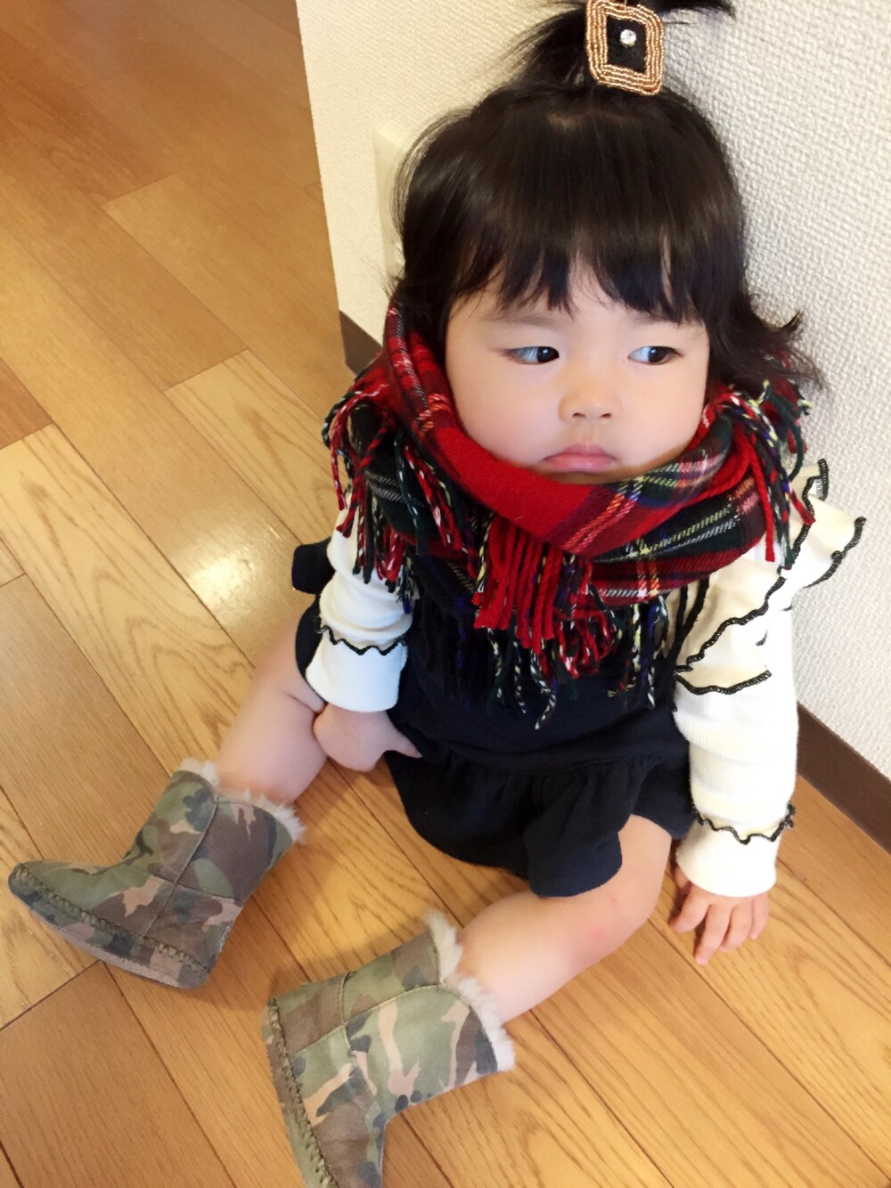 ブルー系のワンピース、ホワイト系のニット/セーター、グリーン系のブーツを着用したキッズの秋コーディネートの1枚目の写真