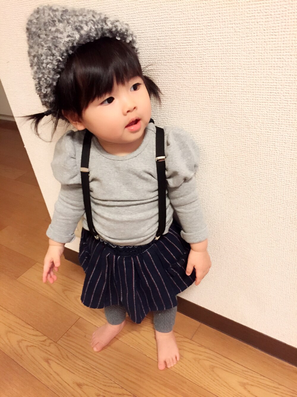 グレー系のTシャツ/カットソー、ブルー系のスカート、グレー系の帽子を着用したキッズの冬コーディネートの1枚目の写真