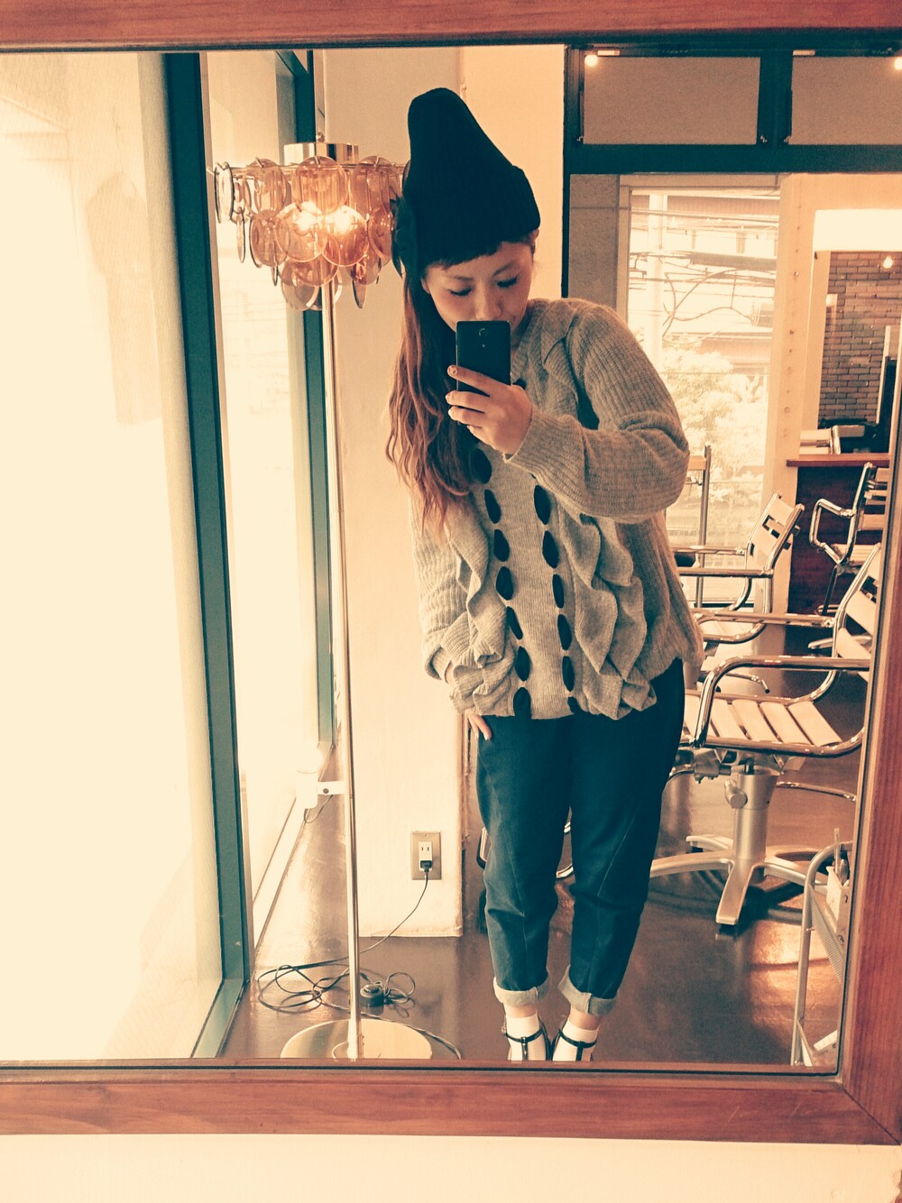 グレー系のニット/セーター、ブルー系のデニムパンツ、ブラック系のパンプスを着用したレディースの冬コーディネートの1枚目の写真