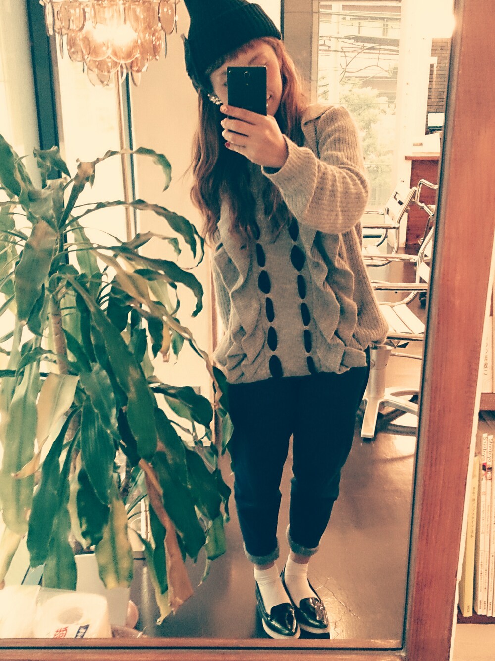 グレー系のニット/セーター、ブルー系のデニムパンツ、ブラック系のその他シューズを着用したレディースの冬コーディネートの1枚目の写真