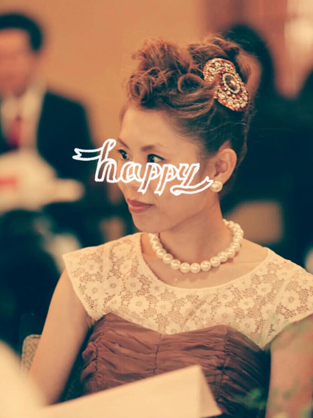 ベージュ系のワンピース、ブラック系のパンプス、その他のネックレスを着用したレディースの冬コーディネートの1枚目の写真