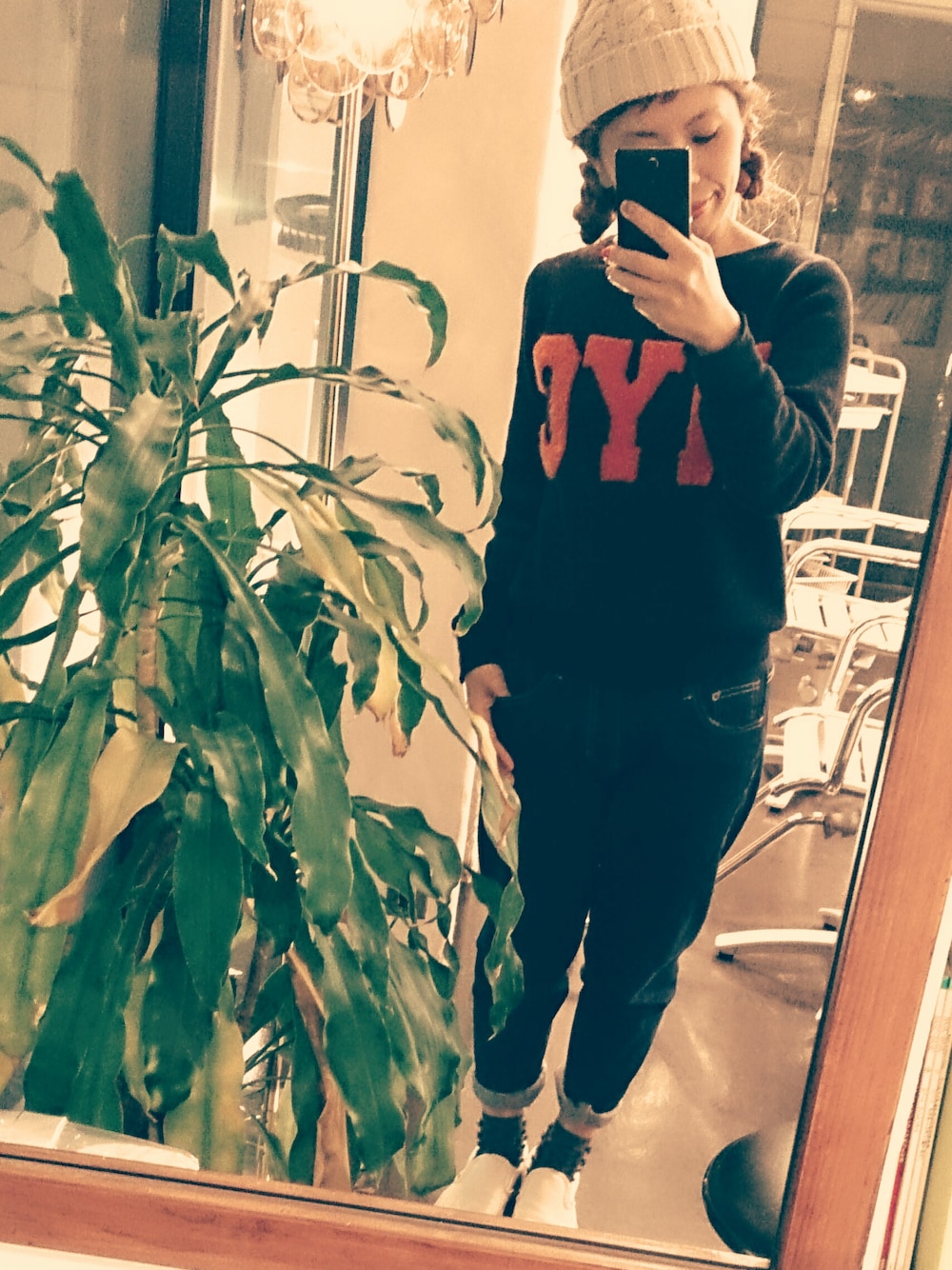 ブルー系のニット/セーター、ブルー系のデニムパンツ、ホワイト系のスニーカーを着用したレディースの冬コーディネートの1枚目の写真