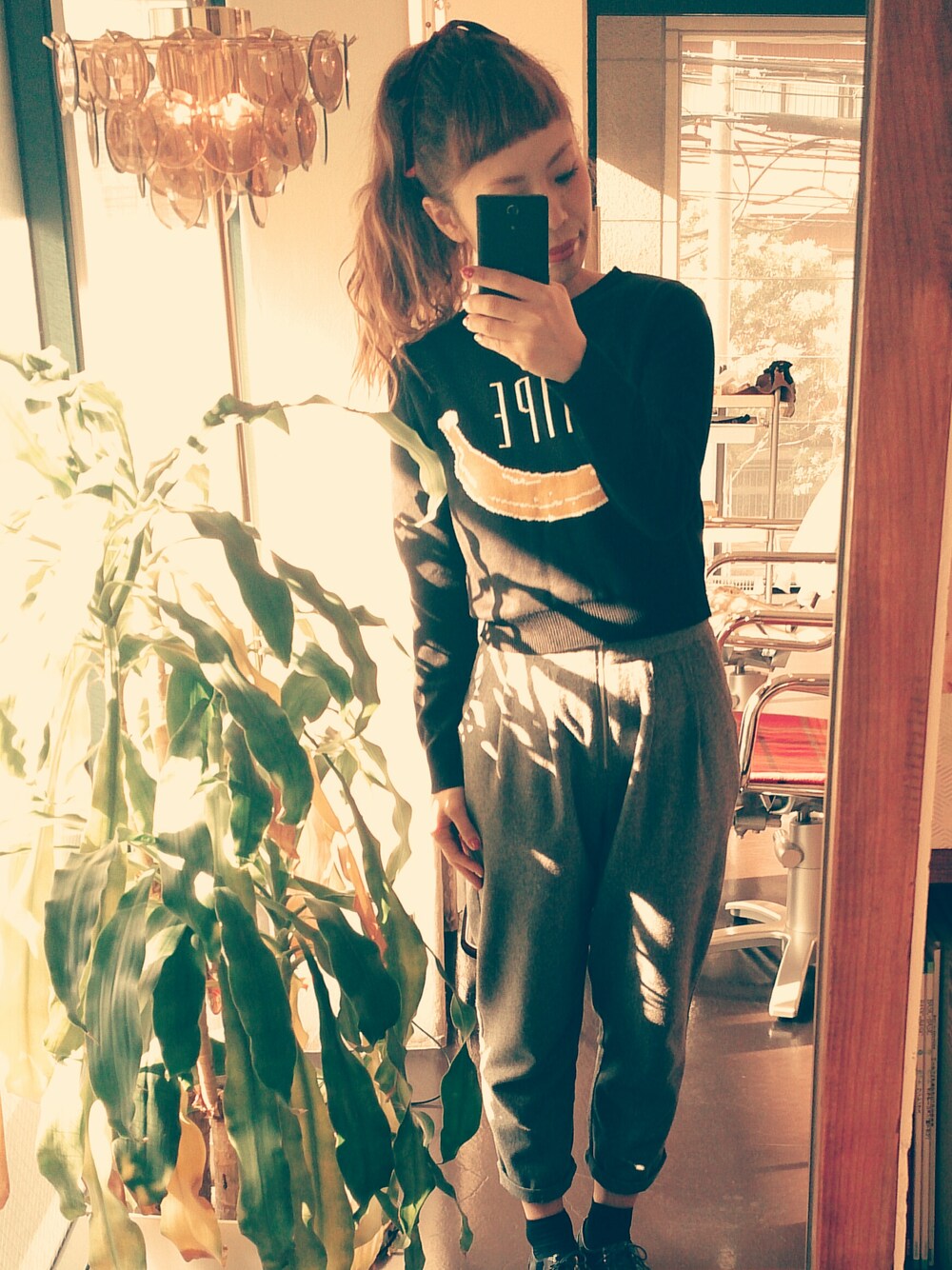 ブラック系のニット/セーター、グレー系のスラックス、ブルー系のその他シューズを着用したレディースの冬コーディネートの1枚目の写真