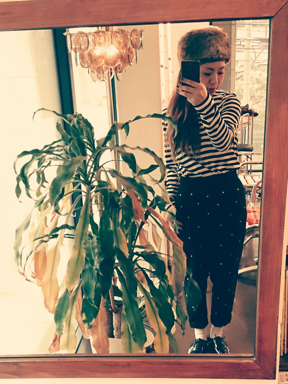 ブラック系のTシャツ/カットソー、ブラック系のその他パンツ、ブルー系のその他シューズを着用したレディースの冬コーディネートの1枚目の写真