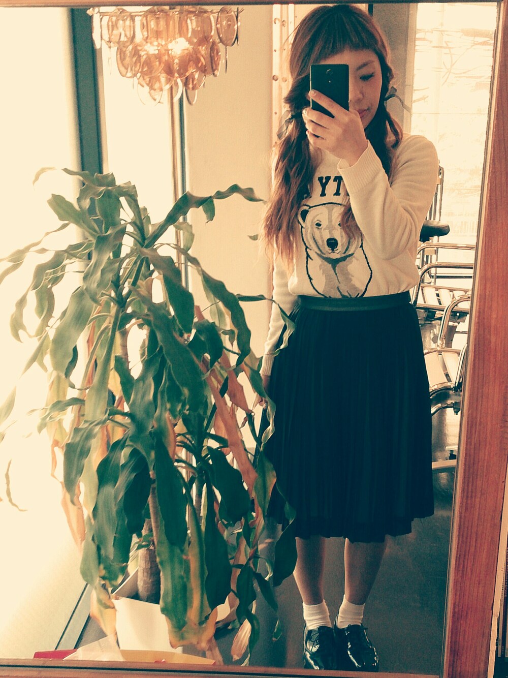 ホワイト系のニット/セーター、ブラック系のスカート、ブルー系のその他シューズを着用したレディースの冬コーディネートの1枚目の写真