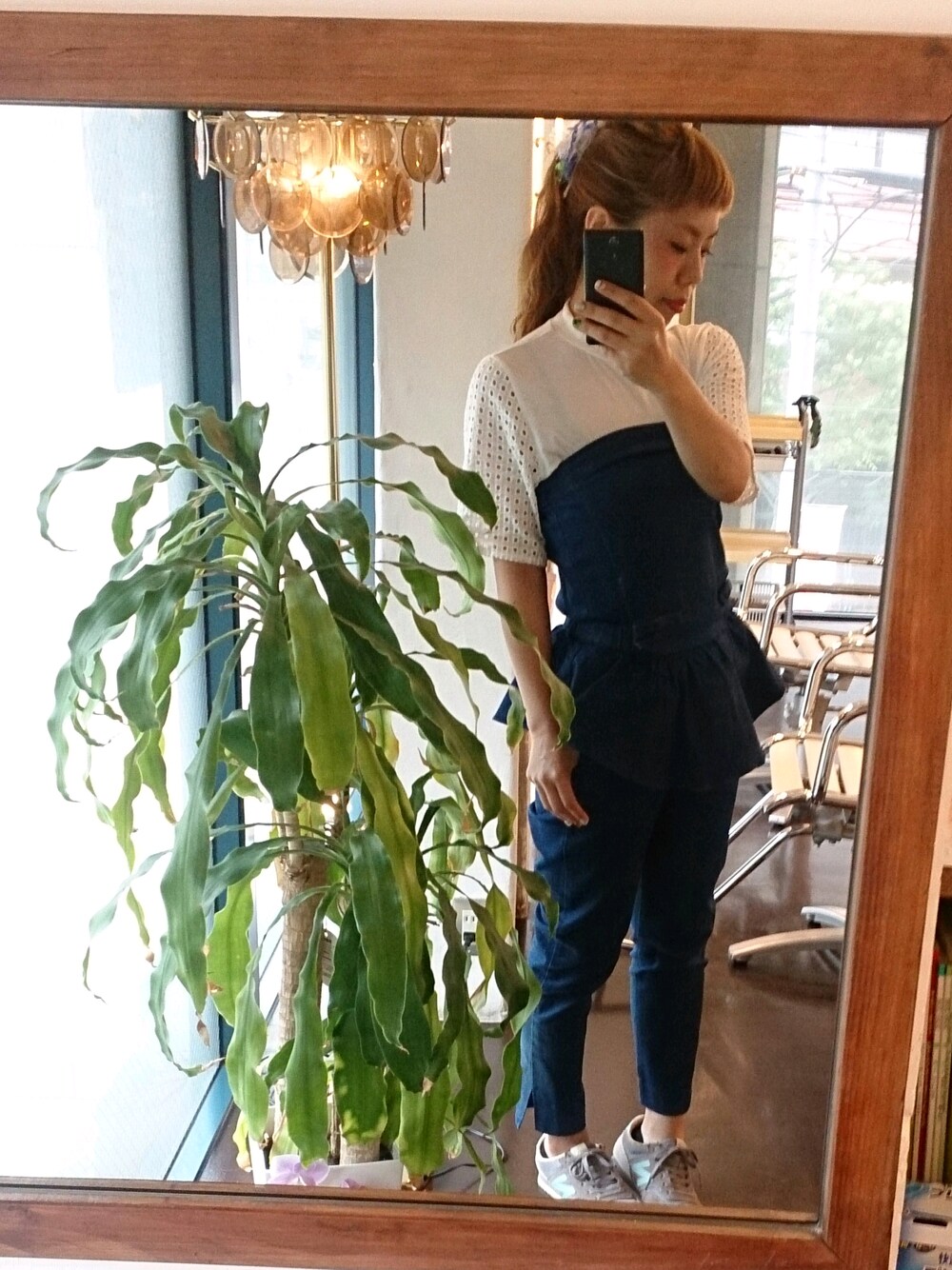 ホワイト系のTシャツ/カットソー、ブルー系のサロペット/オーバーオール、グレー系のスニーカーを着用したレディースの夏コーディネートの1枚目の写真