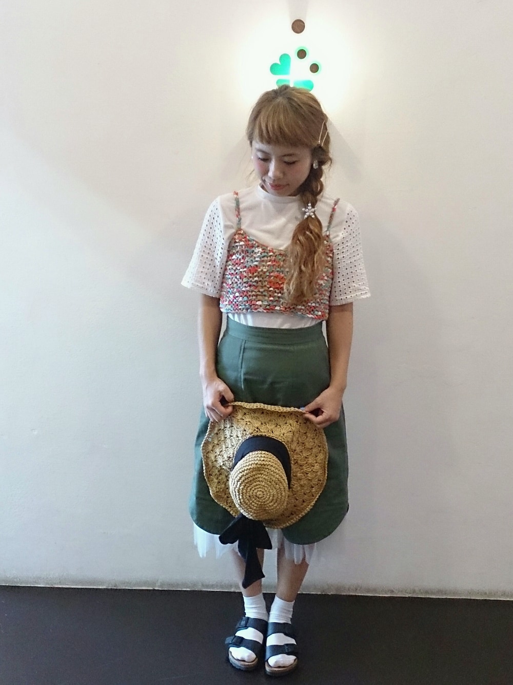 「麦わら帽子、リボン、ブラトップ、ハイネック、カットワークレース、チュールスカート、ミリタリースカート、スポーツサンダル、ビルケン、お下げ髪」｜「Kastaneの【Kastane】サンゴヘアピン（その他ヘアアクセサリー、ゴールド系）」を使った、くみこさん（レディース・150cm）の夏コーディネートの1枚目の写真