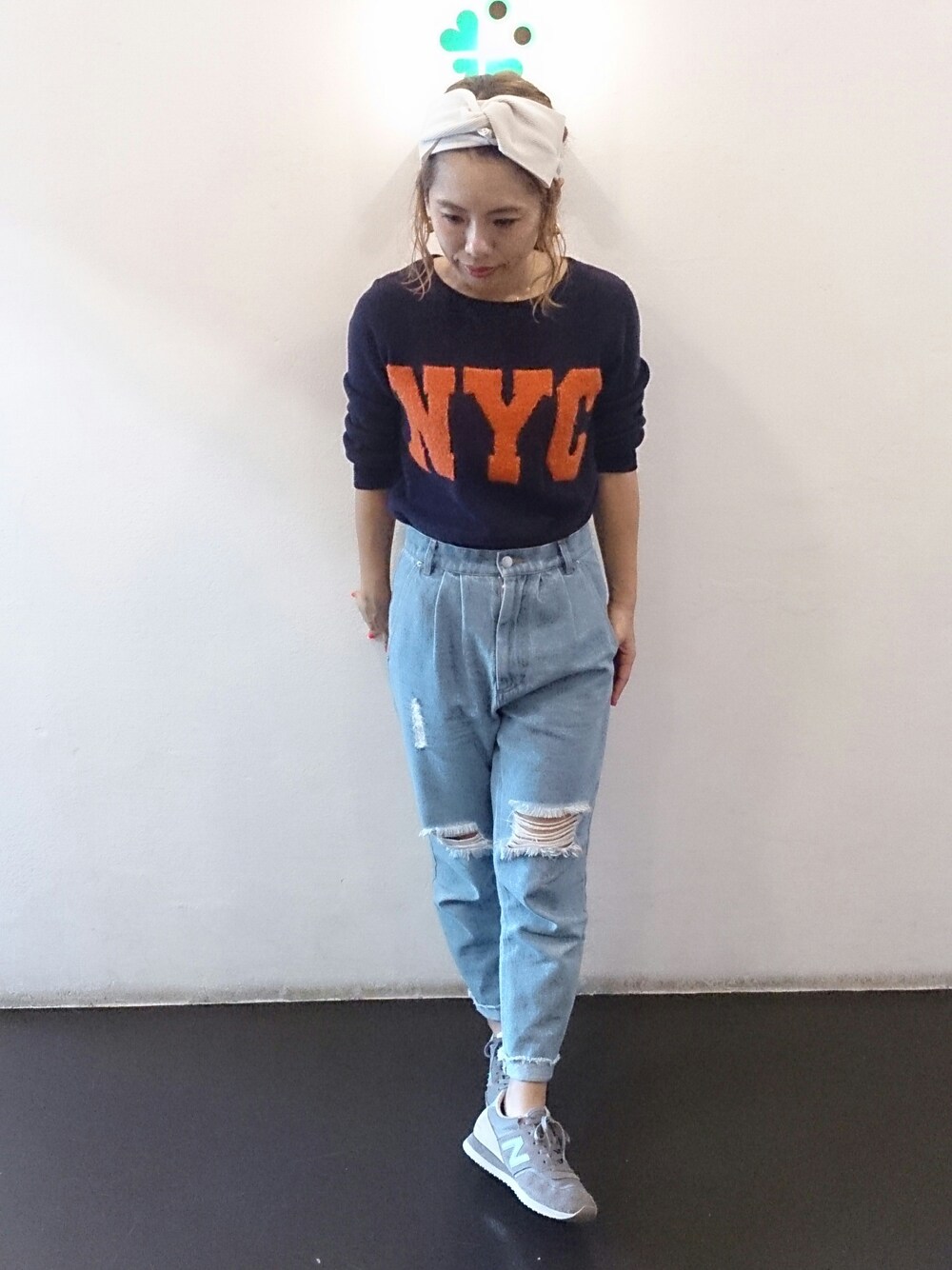 「リボン、ヘアバンド、リボンヘアバンド、ロゴニット、ダメージ加工、ダメージジーンズ、ダメージデニム、オールバック」｜「BEAMS BOYのBEAMS BOY / サーマル リボン ヘアバンド（ヘアバンド、ベージュ系）」を使った、くみこさん（レディース・150cm）の秋コーディネートの1枚目の写真