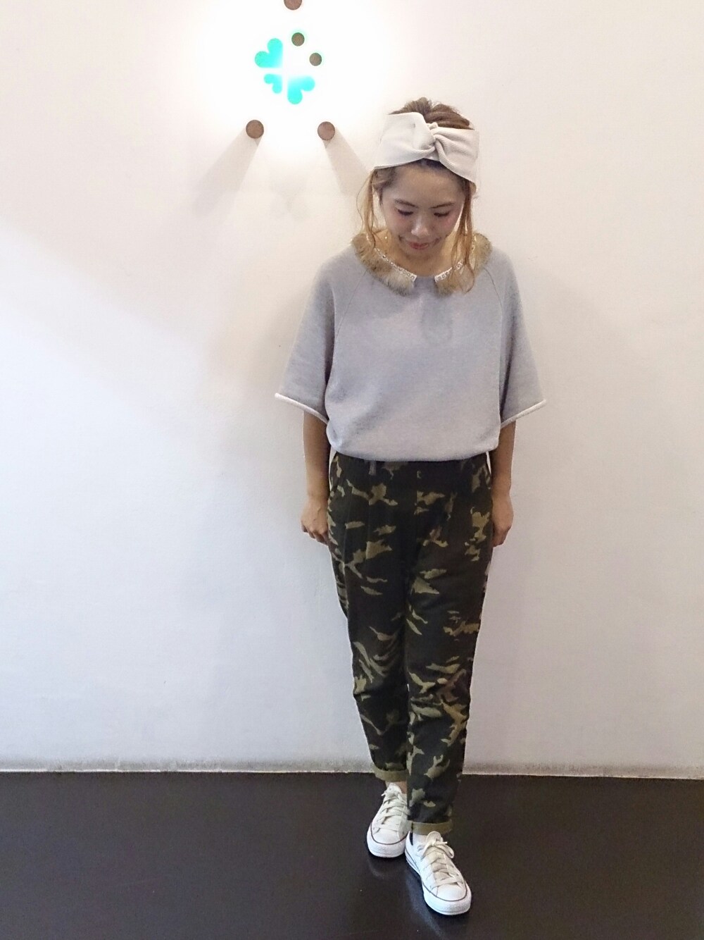 「リボンヘアバンド、リボン、ヘアバンド、迷彩パンツ、カモフラパンツ、ファー、半袖スウェット」｜「BEAMS BOYのBEAMS BOY / サーマル リボン ヘアバンド（ヘアバンド、ベージュ系）」を使った、くみこさん（レディース・150cm）の秋コーディネートの1枚目の写真