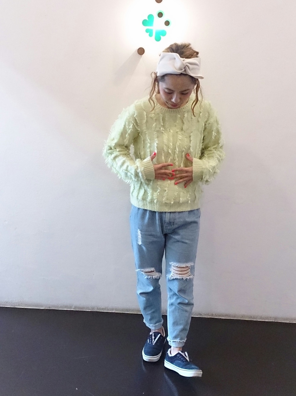 「ボアスニーカー、フリンジ、フリンジニット、リボン、リボンヘアバンド、ダメージジーンズ、ダメージデニム」｜「BEAMS BOYのBEAMS BOY / サーマル リボン ヘアバンド（ヘアバンド、ベージュ系）」を使った、くみこさん（レディース・150cm）の秋コーディネートの1枚目の写真