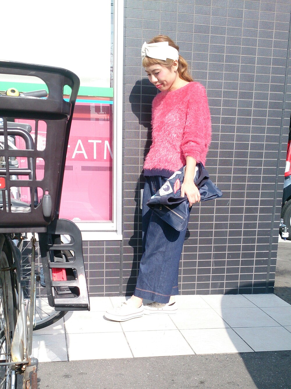 「娘、デニム、ワイドパンツ、モヘアニット、赤ニット、リボン、ヘアバンド、コンバース、クラッチバッグ」｜「BEAMS BOYのBEAMS BOY / サーマル リボン ヘアバンド（ヘアバンド、ベージュ系）」を使った、くみこさん（レディース・150cm）の秋コーディネートの1枚目の写真