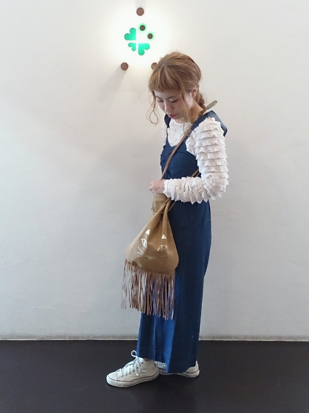 「ネコ、フリンジバッグ、ガウチョサロペット、デニムサロペット、デニムワイドパンツ、ハイカット、コンバース」｜「ChicoのフリフリロンT（Tシャツ/カットソー、ホワイト系）」を使った、くみこさん（レディース・150cm）の秋コーディネートの1枚目の写真