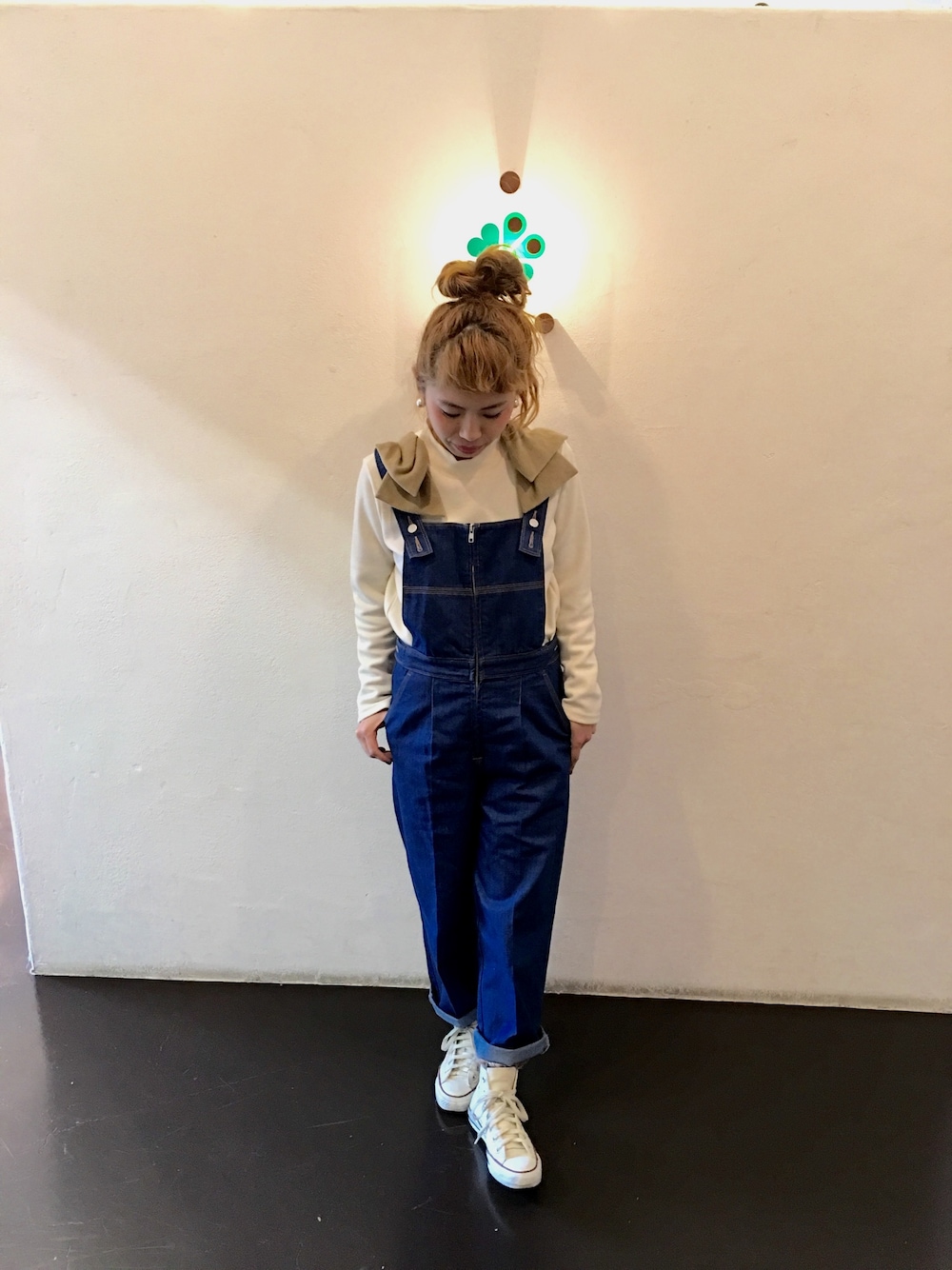 ホワイト系のTシャツ/カットソー、ブルー系のサロペット/オーバーオール、ホワイト系のシューズを着用したレディースの冬コーディネートの1枚目の写真