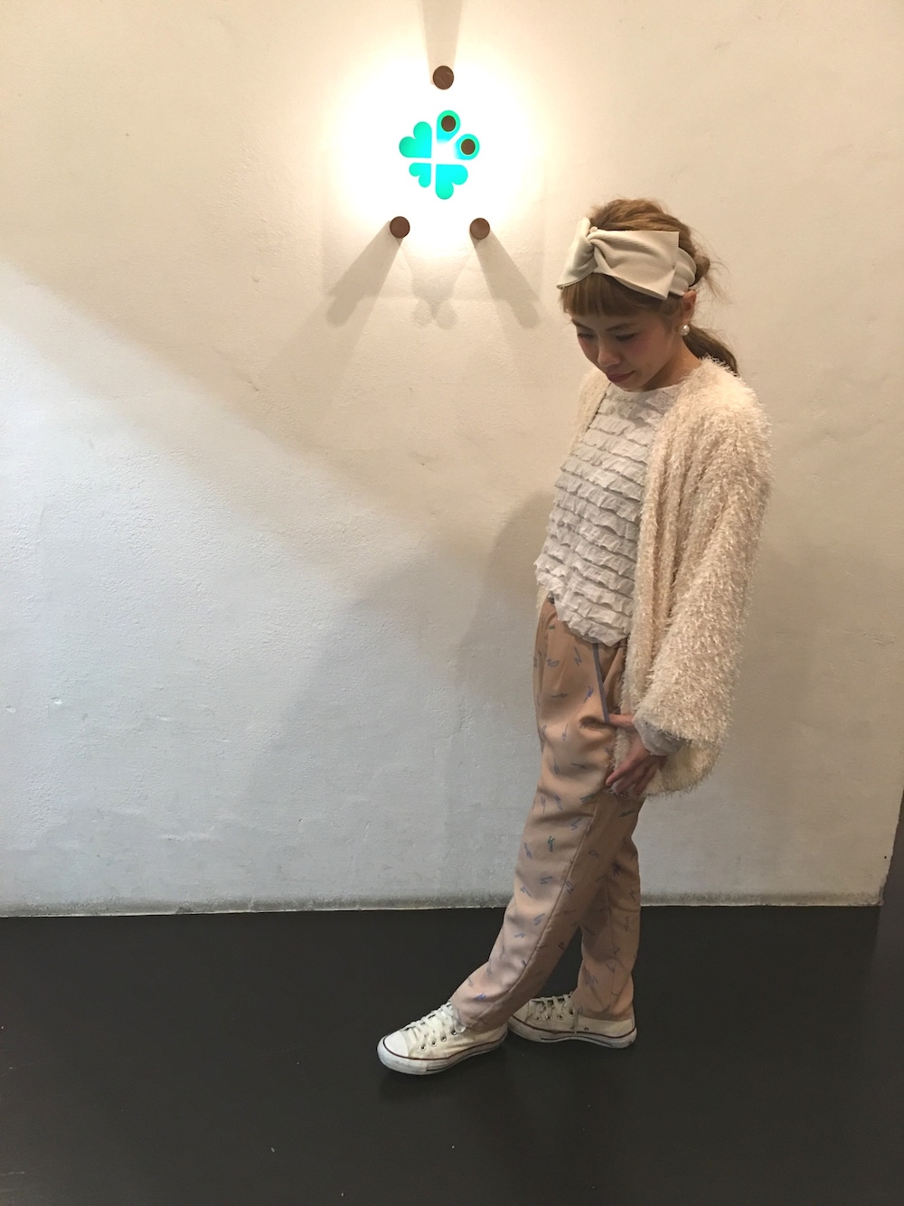 「リボン、カーディガン、ふりふりトップス、妊婦、妊婦コーデ、春コーデ、コンバース」｜「BEAMS BOYのBEAMS BOY / サーマル リボン ヘアバンド（ヘアバンド、ベージュ系）」を使った、くみこさん（レディース・150cm）の春コーディネートの1枚目の写真