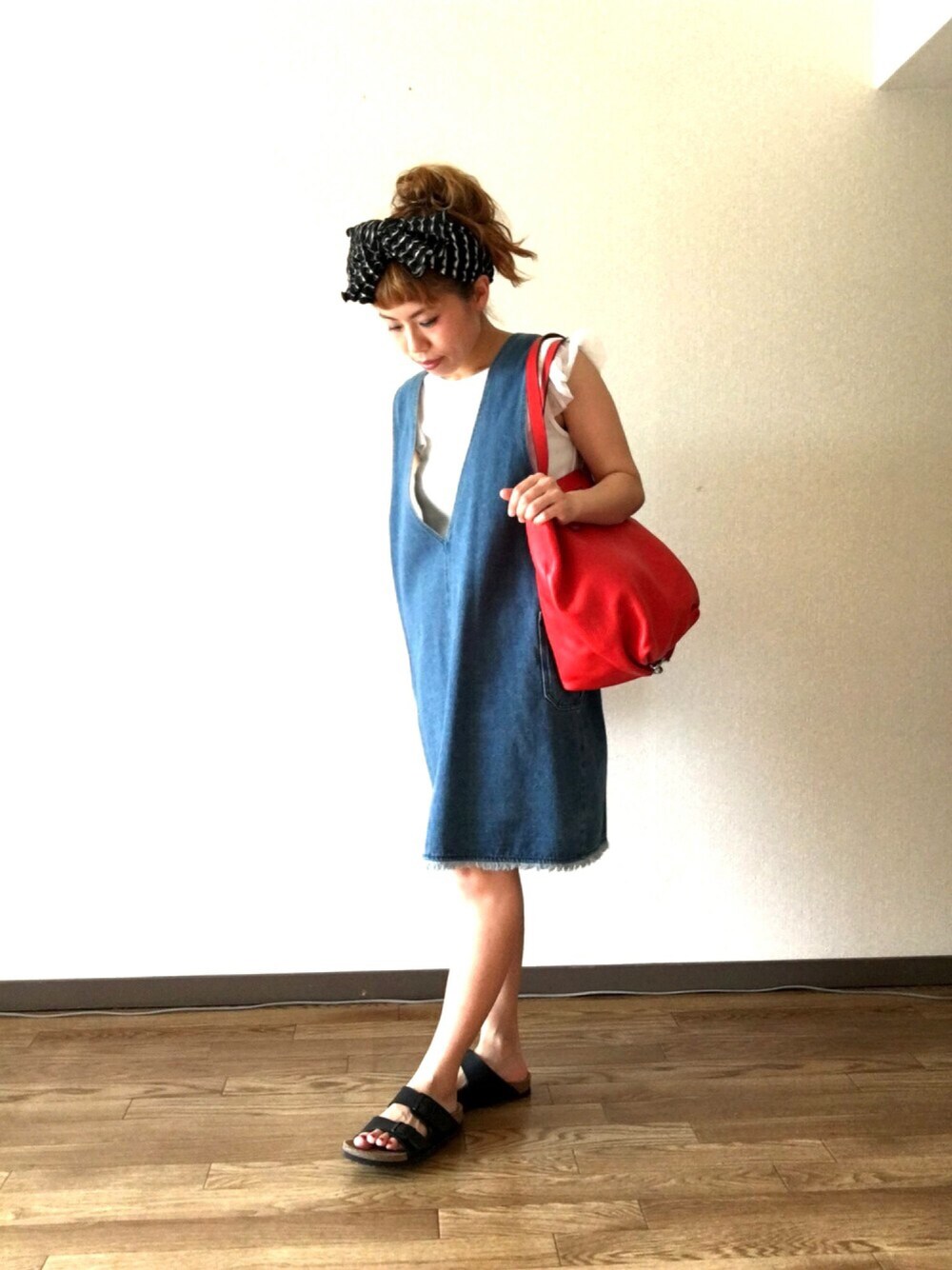 レッド系のトートバッグ、ブラック系のサンダル、ブルー系のオールインワン・サロペットを着用したレディースの夏コーディネートの1枚目の写真